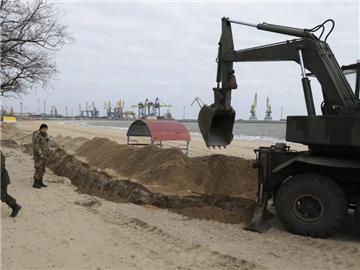 Ukrainische Truppen heben rund um den Hafen von Mariupol einen Schützengraben aus. Foto: Sergey Vaganov