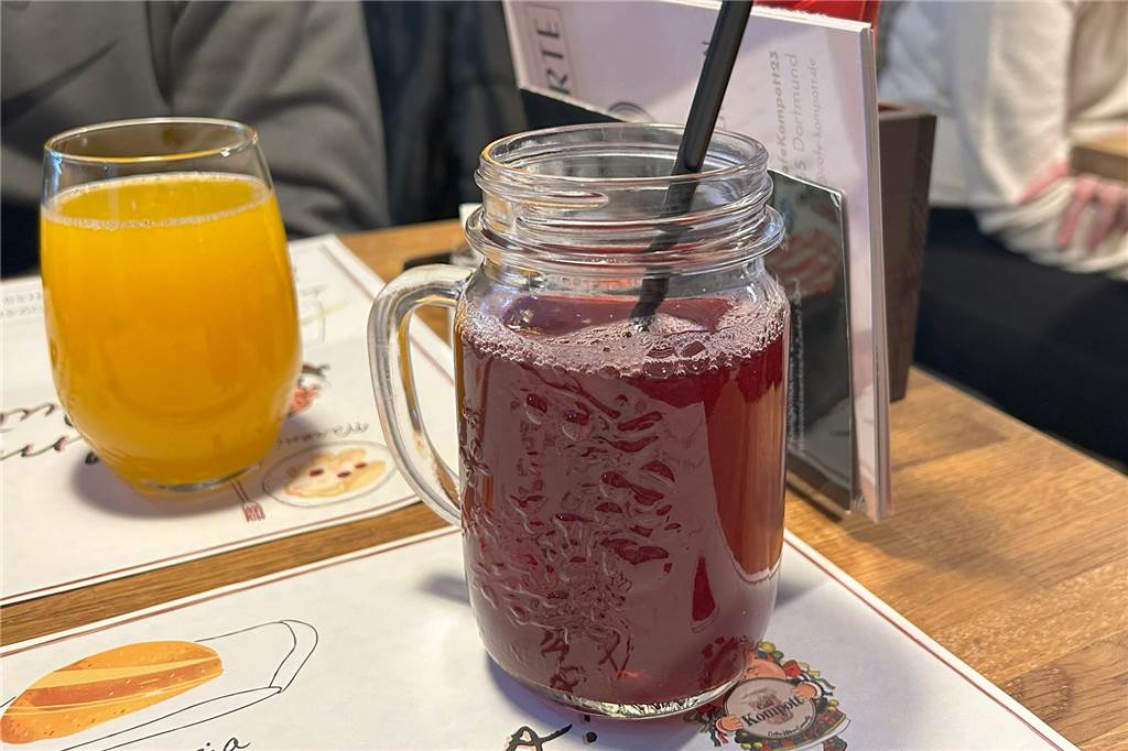 Essen gehen wie in Kiew: Ukrainisches Lokal „Café Kompott“ im Restaurantcheck Ukrainischer Kompott