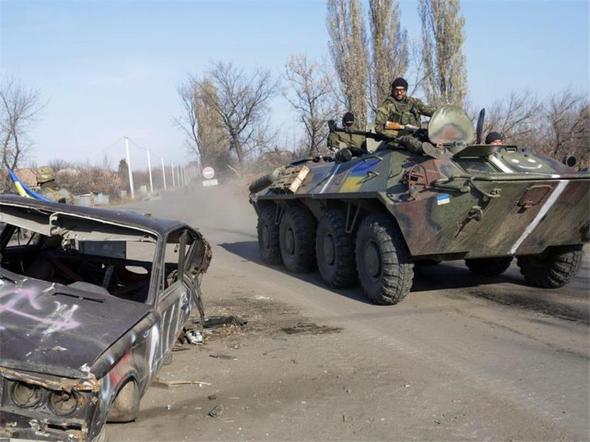 Putin: "Bürgerkrieg" in Ostukraine geht weiter Ukrainischer Panzer in der Ostukraine: Donezk liegt weiter unter Beschuss. Foto: Anastasia Vlasova