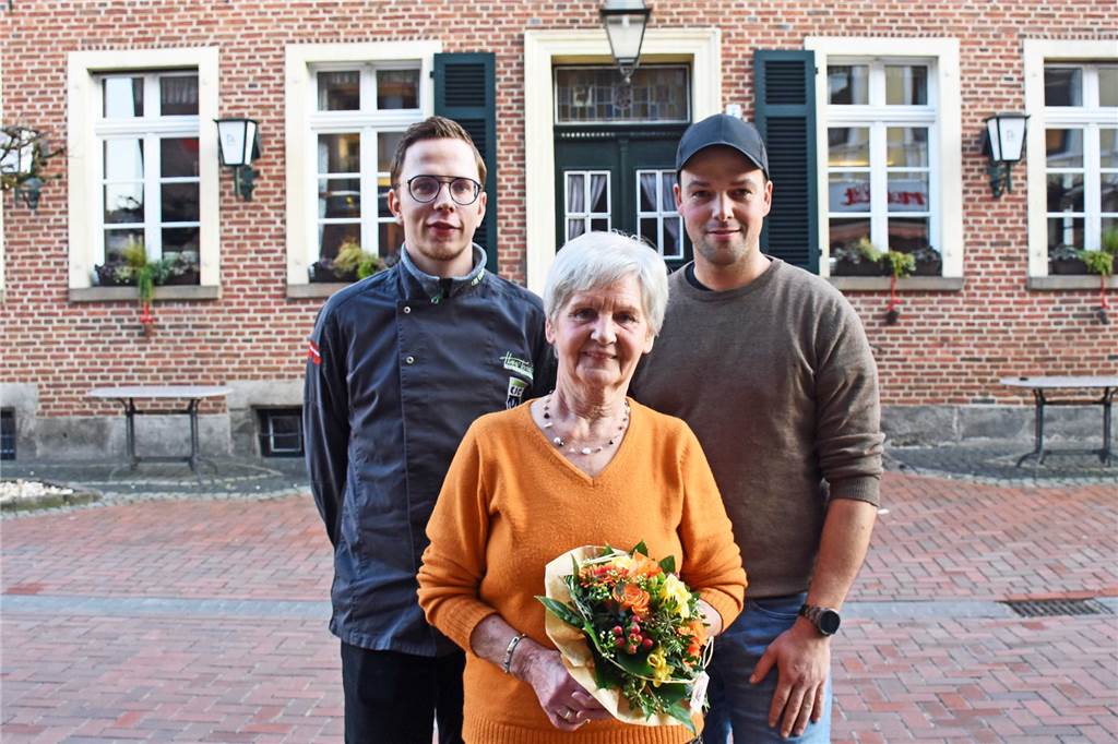 Resi Resing arbeitet seit 60 Jahren im Haus Terrahe und denkt noch lange nicht ans Aufhören Ulf Dingslaken (l.) und Markus Krandick sind froh, dass sie Resi Resing haben.