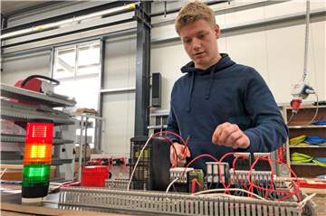Ulf Gröting (16) testet die von den Losbergschülern gebaute Rollladenschaltung.