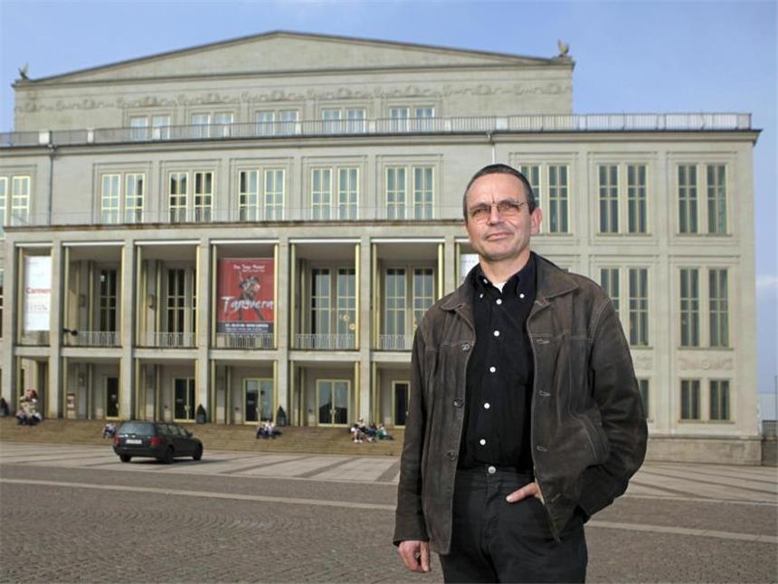 Opernintendant Schirmer verlängert in Leipzig Ulf Schirmer vor der Oper Leipzig. Foto: Jan Woitas
