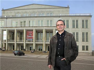 Ulf Schirmer vor der Oper Leipzig. Foto: Jan Woitas