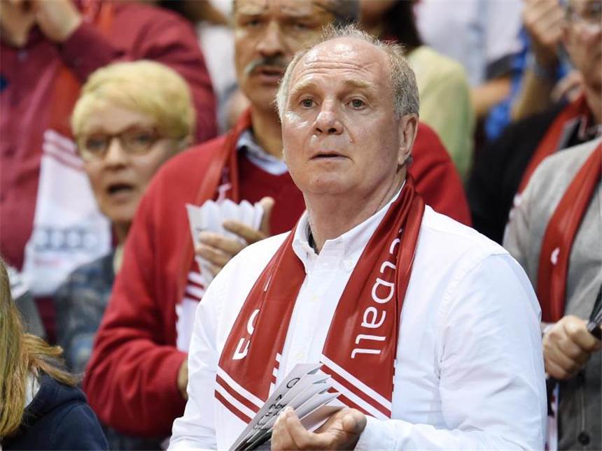Uli Hoeneß träumt von Basketball in Allianz Arena Uli Hoeneß träumt von einem Basketball-Freiluftspiel vor 50 000 Zuschauern in der Allianz Arena. Foto: Tobias Hase