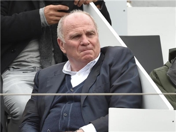 Uli Hoeneß will den Münchner Basketball "auf eine neue Stufe bringen". Foto: Angelika Warmuth