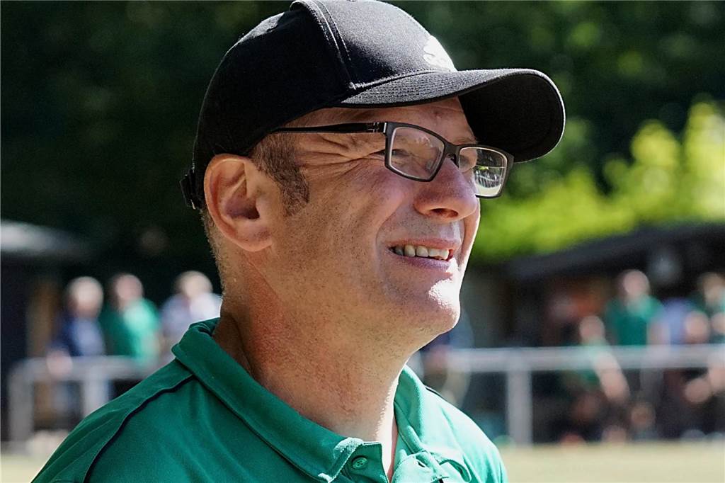 Spielausfälle im Kreis Unna-Hamm drohen - Verein tauscht Heimrecht Uli Neuhaus, Co-Trainer des SV Bausenhagen, beobachtet das Spiel
