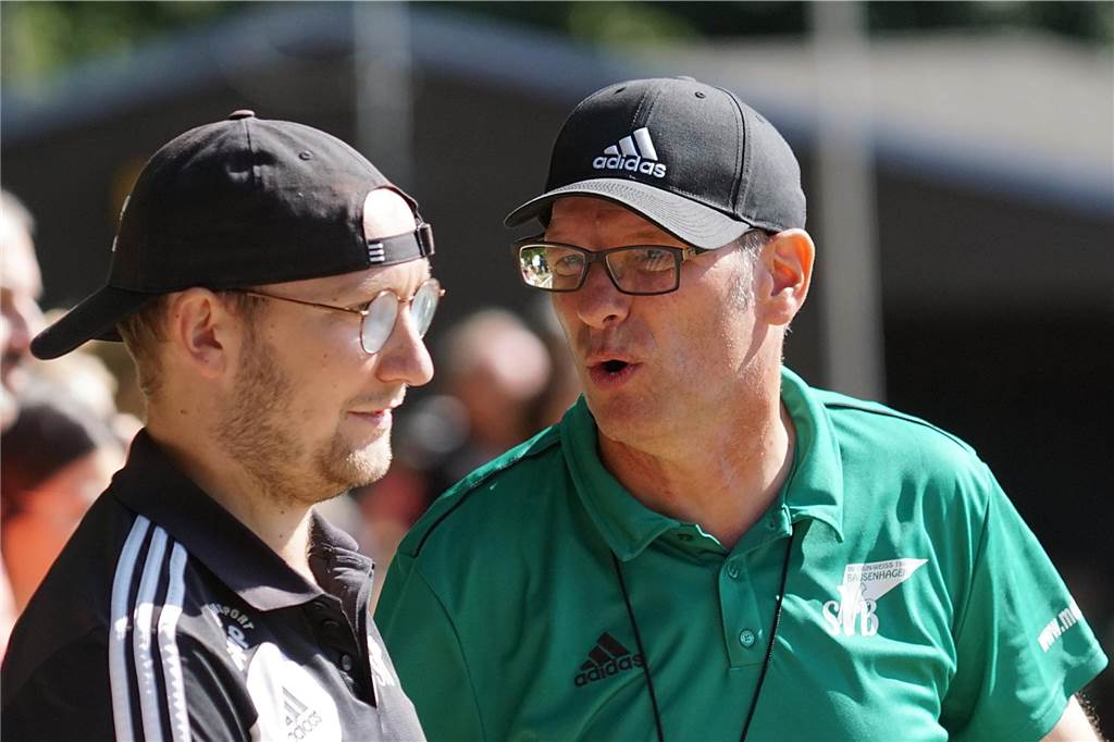 Kurioser Trikottausch auf der Bausenhagener „Alm“: „Damals hat sie nie einer beschwert“ Uli Neuhaus (r.) - hier mit Jan Hendricks im Gespräch - handelte am Sonntag schnell und holte gleich andere Trikots aus dem Auto.
