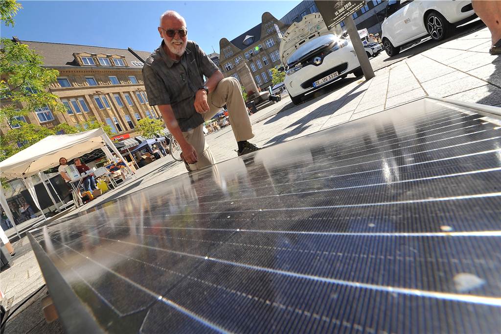 Grüne schlagen Solardach-Alarm: So verschläft Castrop-Rauxel die Energiewende Uli Werkle von den Grünen und Bürgersolar mit einem Photovoltaik-Paneel auf dem KliMarkt.