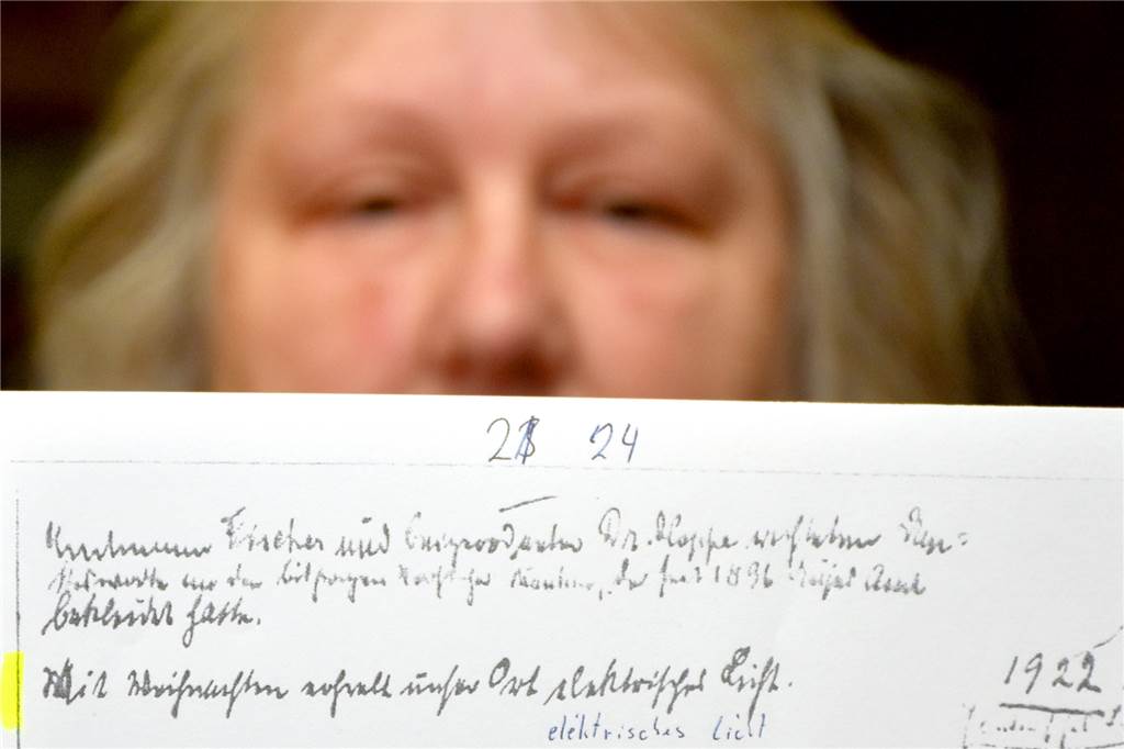 Heinrich Wullhorsts Tagebuch: Weihnachten 1922 ging Ottenstein ans Netz Ulla Abbing mit der Seite des Tagebuchs von Heinrich Wullhorst, auf der sich der entscheidende Hinweis verbarg. Eine einzelne Zeile notierte er zu Weihnachten 1920: "Unser Dorf bekommt elektrisches Licht."