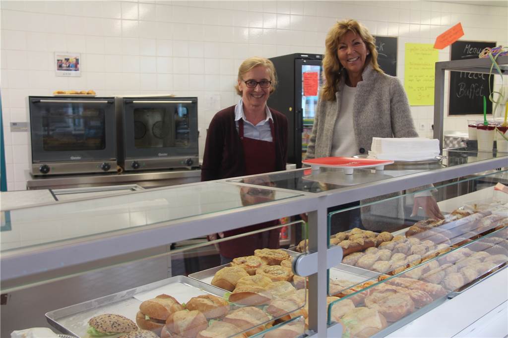 Lebensmittelverschwendung? Die Wolfhelmschule vermeidet das - dank eines speziellen Systems Ulla Stocks (r.) leitet die Mensa der Wolfhelmschule.