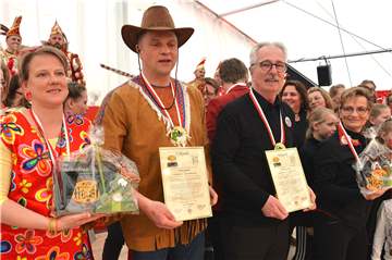Ulla und Andreas Pass sowie Herbert und Gaby Hüning (v.l.) erhielten die Meritenmedaille.
