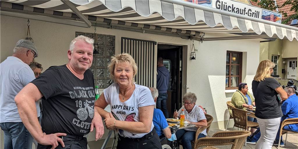 Frank Rosin sorgt für Ansturm auf Glückauf-Grill Ulla und Gerold Beßmann waren extra aus Osnabrück gekommen, um ihre Mittagspause am Glückauf-Grill in Hervest zu verbringen.