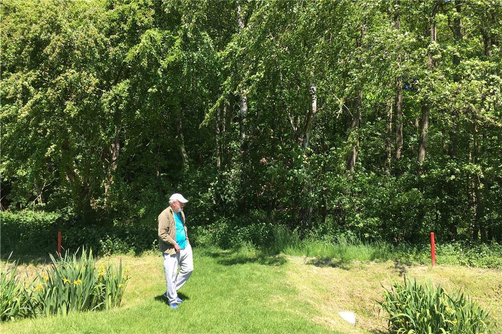 Streit um Spazierweg am Golfplatz: Ist Überqueren lebensgefährlich? Ulli Beckmann weist auf den historischen Weg hin, der über Jahrzehnte quer über den Platz führte.