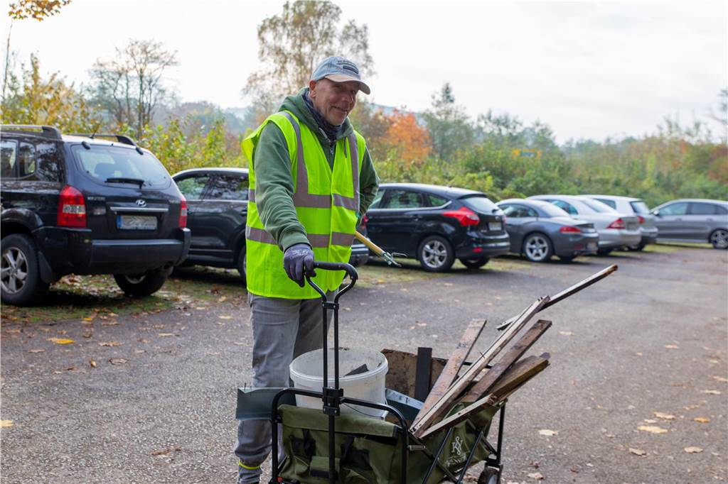 Bottroper Verein hält die Stadt sauber: Was das „Waldfegen“ bewirkt Ulli ist regelmäßig dabei. Nach wenigen Minuten im Wald am Rotbachtal kam er am Samstag (26.10.) schon mit einer Karre voller Bretter, Scherben und mehr zurück zum Sammelplatz.