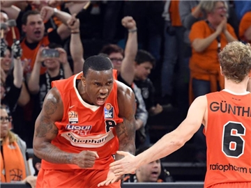 Ulms Raymar Morgan jubelt. Im Spiel gegen ALBA Berlin erzielte er 18 Punkte. Foto: Stefan Puchner