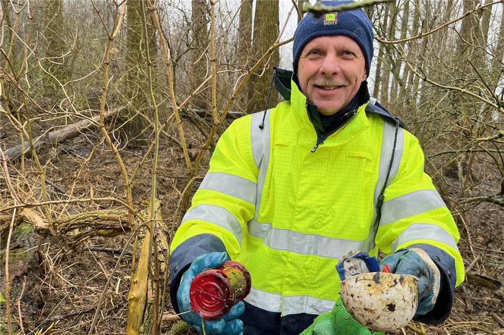 Ulrich Barth (66) zeigt einige seiner Fundstücke.