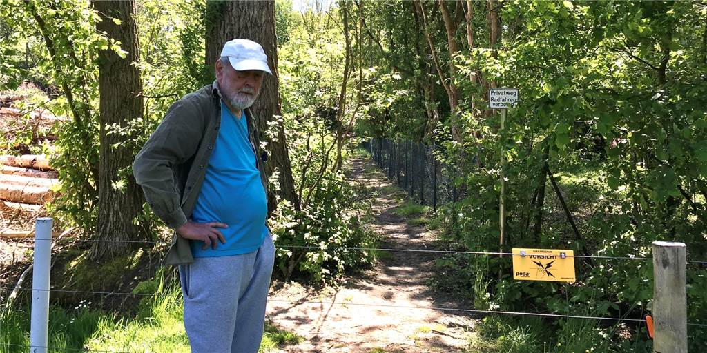 Elektrozaun am Golfplatz bleibt umstritten: „Massiver Eingriff in die Natur“ Ulrich Beckmann setzt sich hartnäckig für die Öffnung des historischen Wegs über den Golfplatz und den Zugang für Fußgänger allgemein ein.