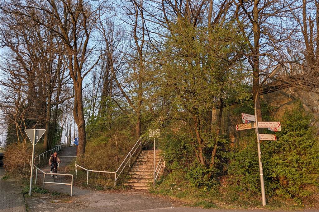 Neuer Radweg an Gleisen soll Bahnhof Dorsten direkt mit Hervest verbinden Auffahrt zum Radweg an der Wasserstraße