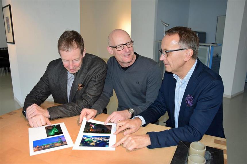 Preisträger für Laser-Fotos stehen fest Ulrich Breilmann (l.) und Winfried Radinger (r.) von Casconcept sowie Fotograf Stefan Braun gehörten zur Jury des Foto-Wettbewerbs.