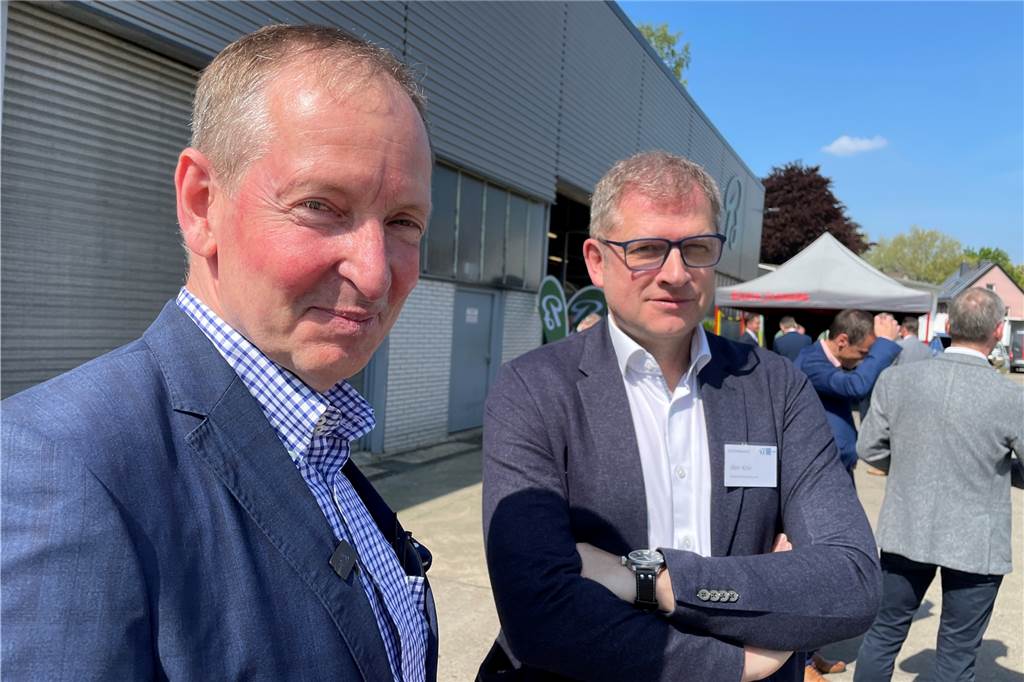 Ulrich Breilmann mit seinem Partner Martin Kree aus dem Umfeld des VfL Bochum. Der Ex-Profi, heute Aufsichtsratsmitglied beim Bundesligisten, investiert in 20 Ladesäulen in Castrop-Rauxel.