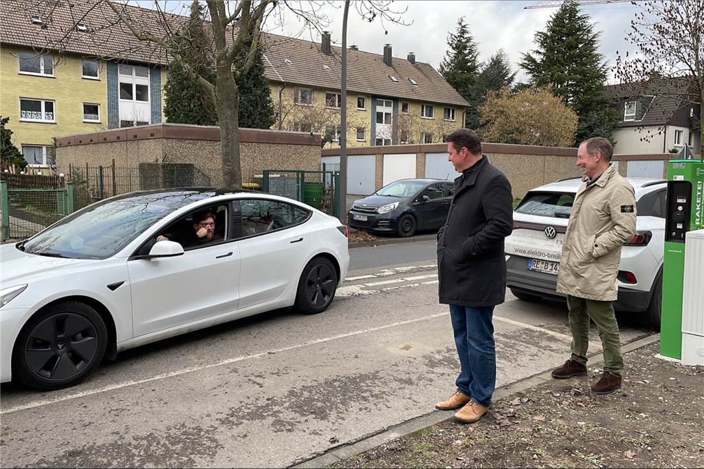 Die erste von 100 E-Ladesäulen ist am Netz Pressetermin an der Wilhelmstraße: Einweihung der ersten E-Ladesäule.
