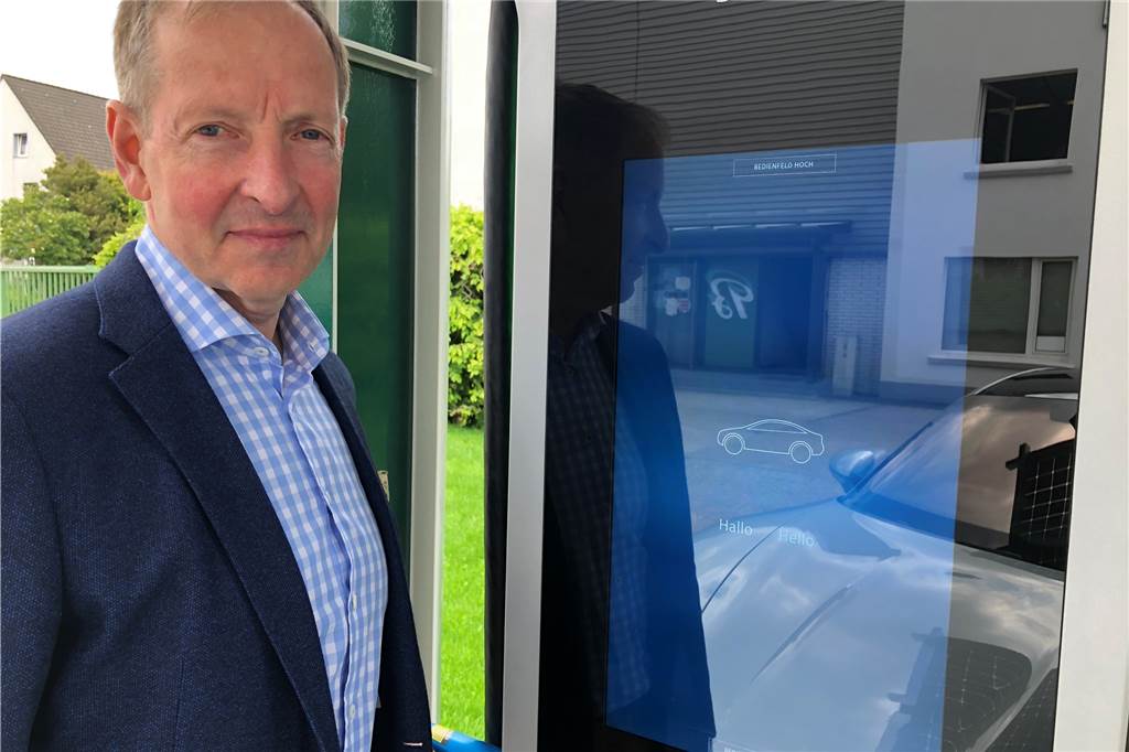 Castrop-Rauxeler Unternehmen elektrifiziert den VfL Bochum Ulrich Breilmann steht neben der größten e-Ladesäule auf seinem Firmengelände an der Borghagener Straße.