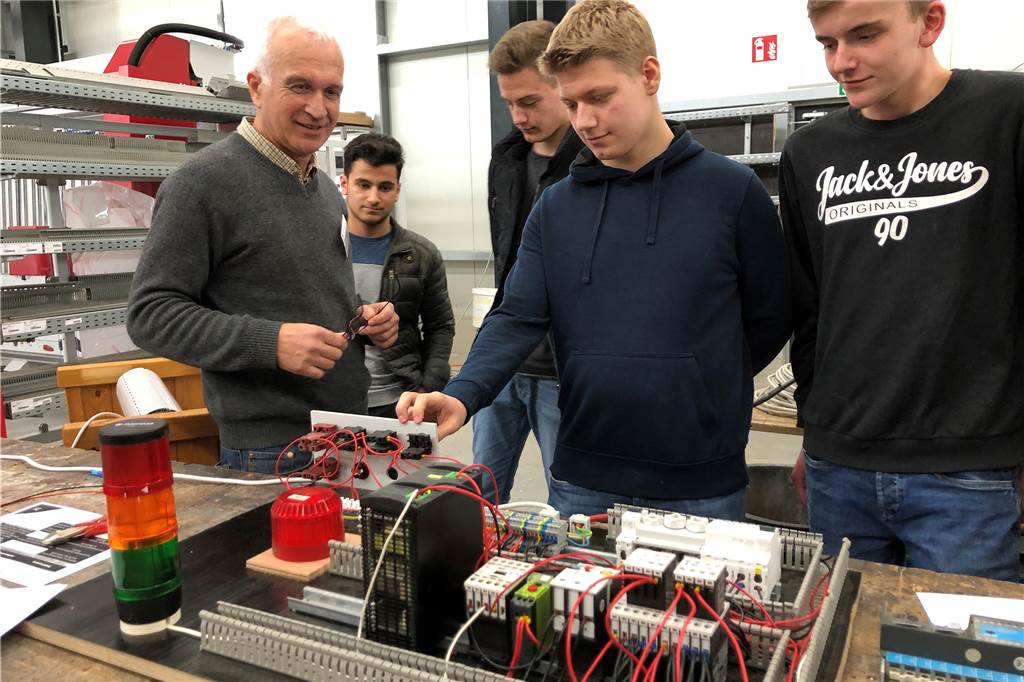 Pilotprojekt weist Losbergschülern Wege in die Arbeitswelt Ulrich Dellmann berät die die Schüler in der Losbergschüler und begleitet sie auch zum Workcamp in die Betriebe.