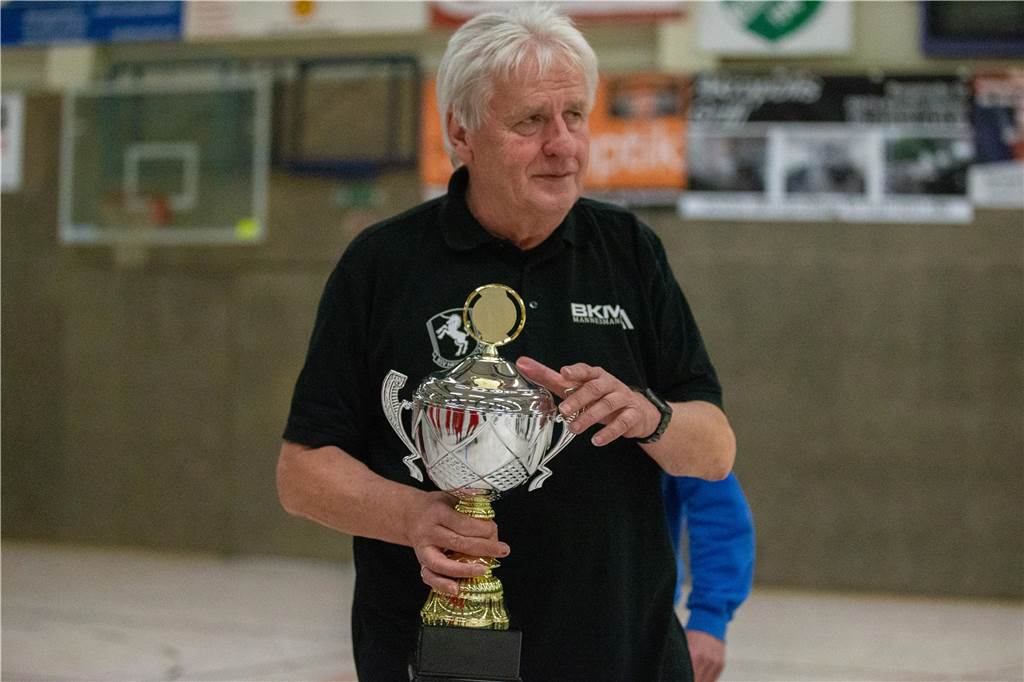 Nach Schlägerei und Platzverweisen bei Hallenturnier: Heeren-Vorsitzender kündigt Gespräche an Ulrich Eckei, Vorsitzender des BSV Heeren, hält einen Pokal in den Händen.