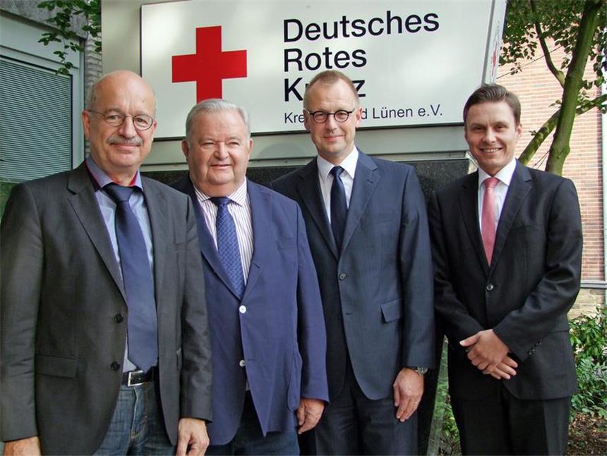 Ulrich Fischer (2.v.r.) ist ab dem 1. November neuer Vorstandsvorsitzender des DRK-Kreisverbands Lünen. Darüber freuen sich nicht nur (v.l.) Leo Bögershausen und Jürgen Gefromm vom Präsidium, sondern auch Vorgänger Dr. Hasan Sürgit (r.).