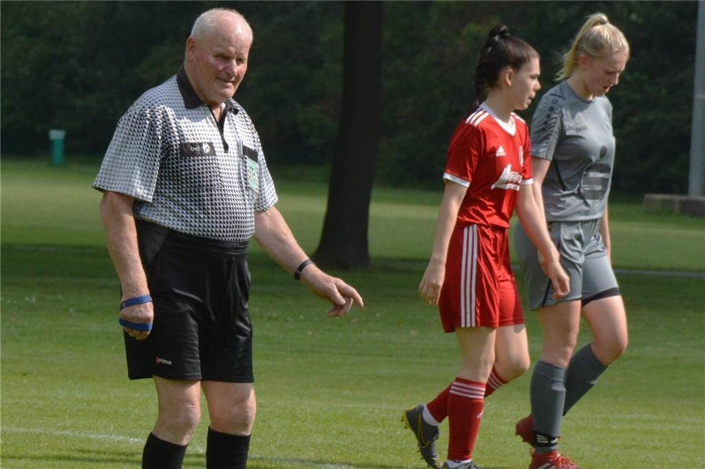 Phänomen Uli Florack seit 45 Jahren an der Pfeife Ulrich Florack pfeift auch mit 82 Jahren noch Fußballspiele.