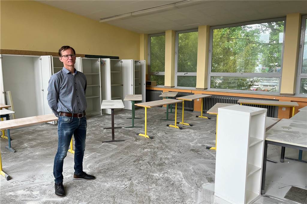 Ulrich Gerdesmeyer steht in dem Klassenraum, der mit einem Feuerlöscher verunstaltet wurde. Überall ist das weiße Pulver aus dem Feuerlöscher zu sehen, ob auf Boden, Fensterbänken, Tischen oder sonstigem Mobiliar.