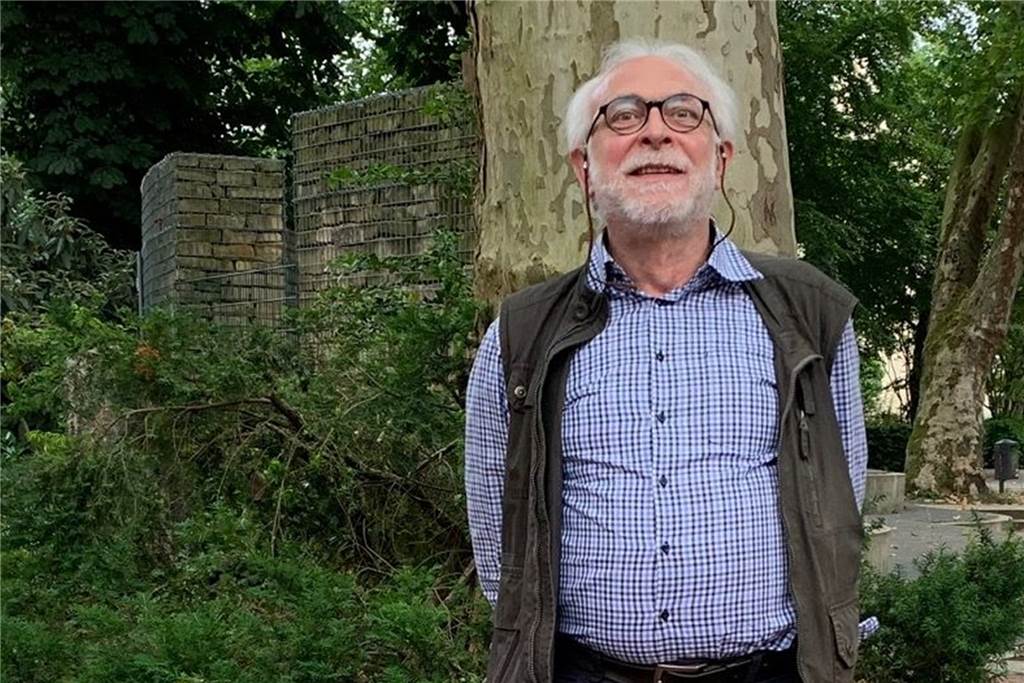 Schottergärten: Früherer Trend wird in Castrop-Rauxel überall abgelehnt Ulrich Häpke vom BUND ist ein scharfer Gegner der Schottergärten: „Sie bieten Vögeln und Insekten nichts zu futtern, weil unter der Folie oder dem Vlies alles Leben erstickt.“