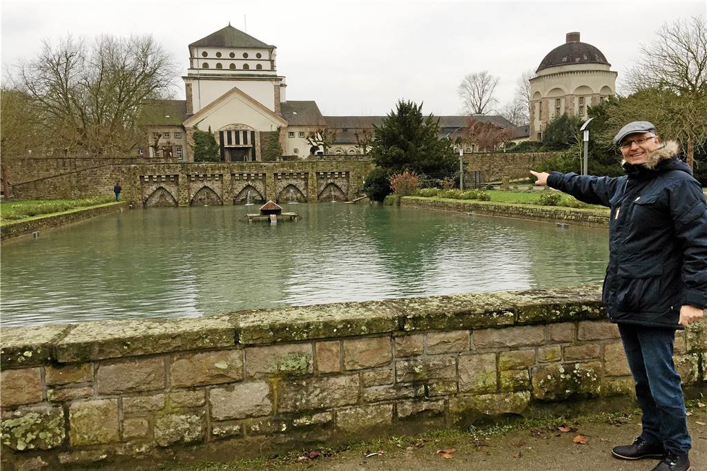 Spielplatz auf dem Hauptfriedhof hat eine Wasserstelle bekommen Ulrich Heynen ist der stellvertretende Friedhofsleiter. Auf diesem Foto deutet er im Jahr 2017 begeistert auf den sanierten Teich des Hauptfriedhofs.