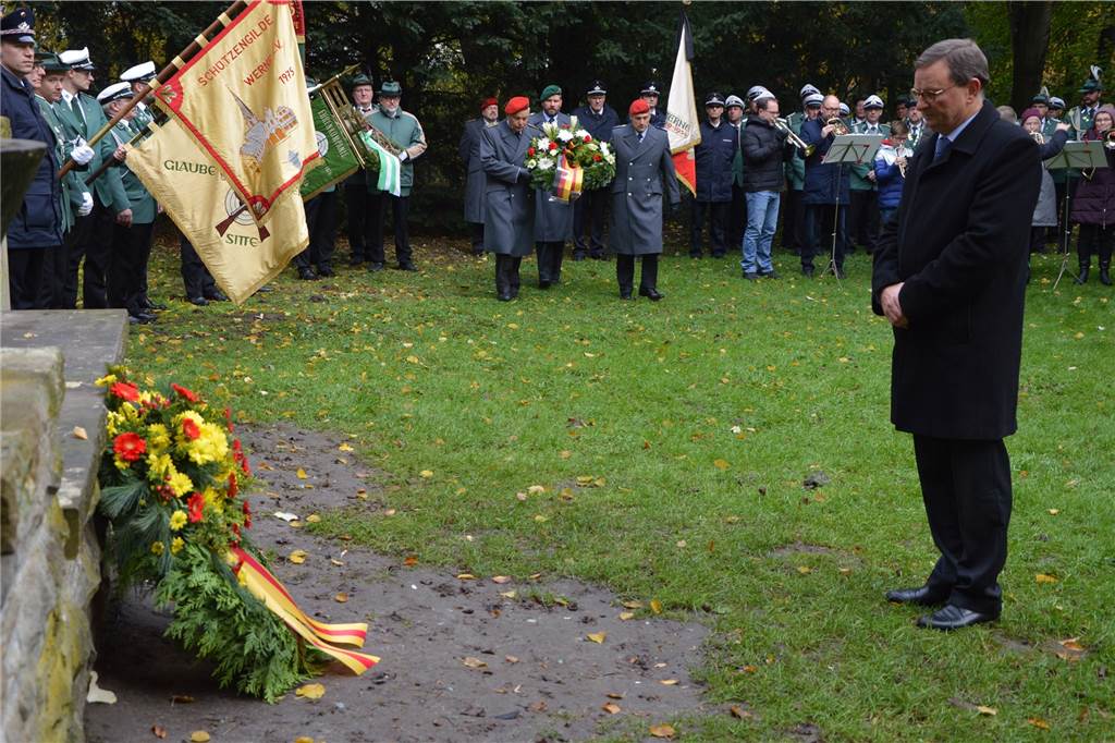 „Antisemitismus hat in unserer Gesellschaft keinen Platz“: Werner mahnen am Volkstrauertag Ulrich Höltmann, stellvertretender Bürgermeister der Stadt Werne, hält vor dem nieder gelegten Kranz am Ehrenmal inne.