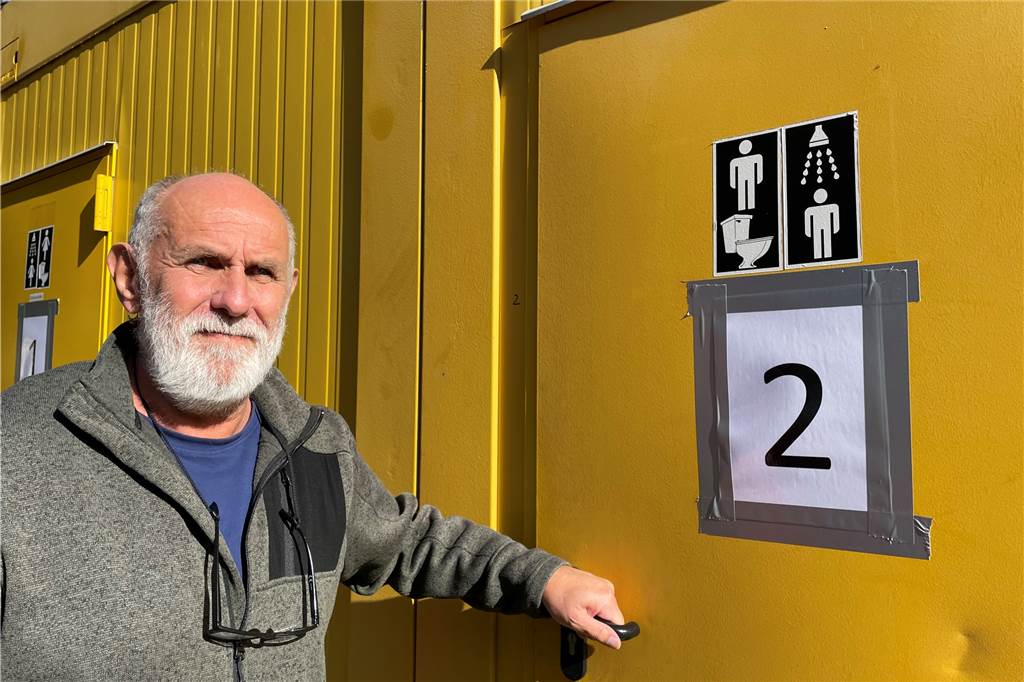 Dortmunder Quartier wird umgebaut: Maria Celner (79) soll im Container duschen Ulrich Keiluweit, Bewohner der Thielenstraße, vor seinem Ausweichbadezimmer