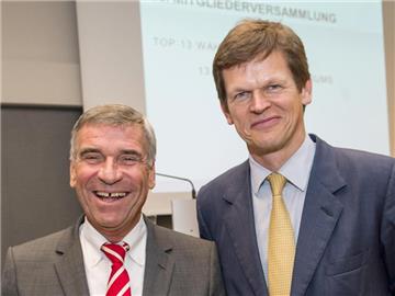 Ulrich Klaus (l) löst Karl-Georg Altenburg als DTB-Präsidenten ab. Foto: Paul Zinken