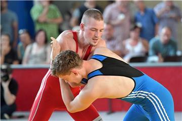 Ulrich Obst (l.) gewann zum Auftakt gegen AKS Rheinhausen seinen Kampf im griechisch-römischen Stil bis 70 Kilogramm. An diesen Erfolg will der Süder gegen Krefeld am Samstag anknüpfen.