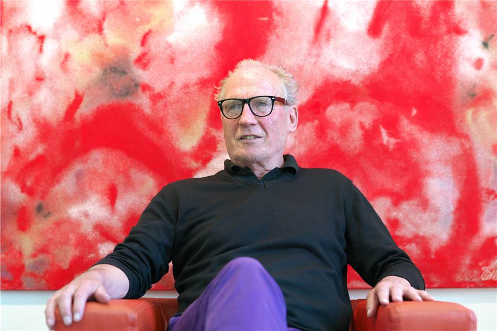 Ulrich Schriewer: „Wenn ich im Urlaub bin, packt mich das Heimweh“ Ulrich Schriewer vor einem seiner großformatigen Werke.
