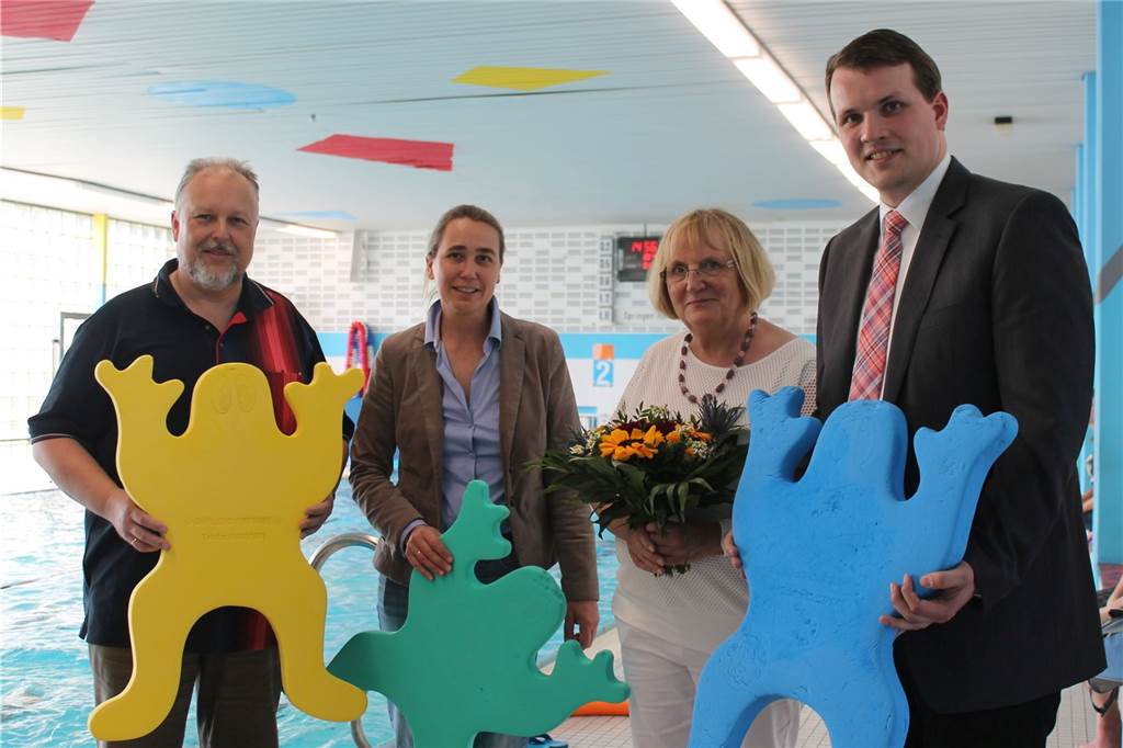 Kältere Schwimmbecken? Hohe Energiepreise beschäftigen Dorstener Bäder Ulrich Sick (links) steht vor dem Becken im Schwimmbad Lembeck.