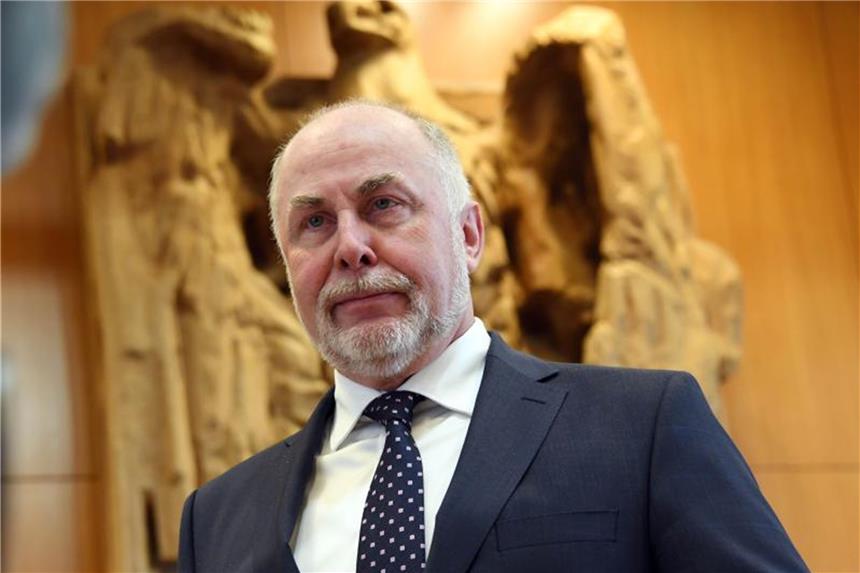 Beamtenbund fordert bessere Gehälter im öffentlichen Dienst Ulrich Silberbach, der Bundesvorsitzende des dbb Beamtenbundes fordert attraktivere Arbeitsbedingungen für Angestellte im öffentlichen Dienst. Foto: Uli Deck/Archiv