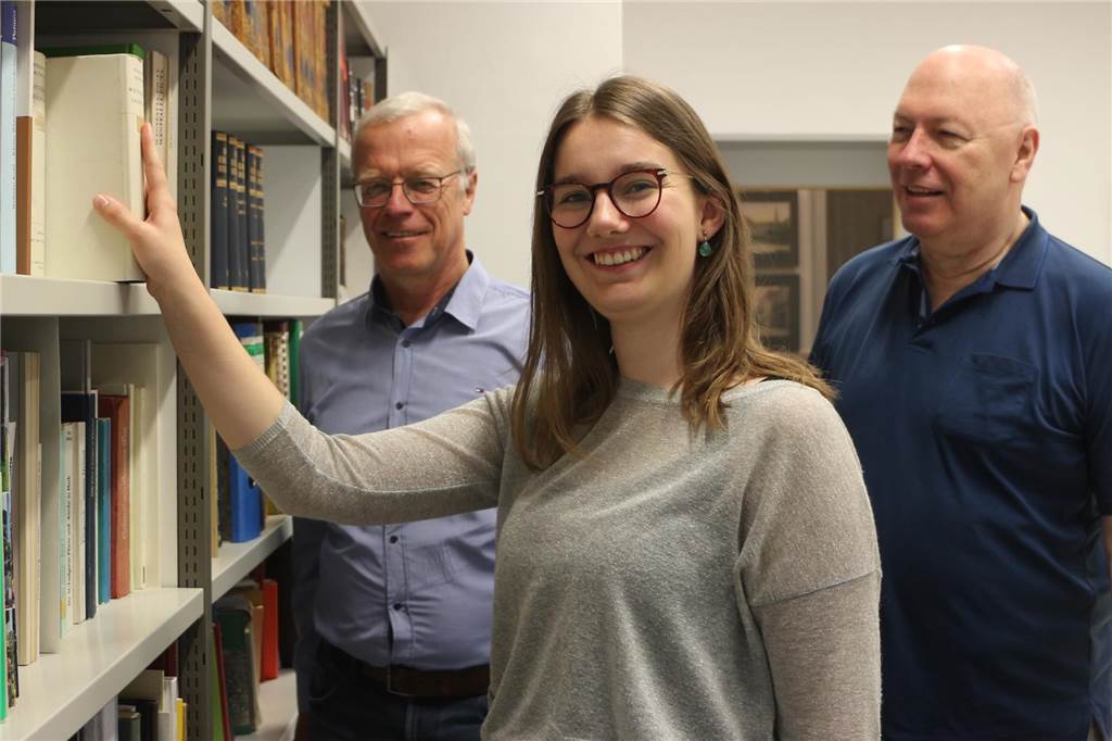 Leonie Vinkelau (27) ist die neue Archivarin für Stadtlohn und Südlohn Ulrich Söbbing mit Leonie Vinkelau und Jürgen Assing
