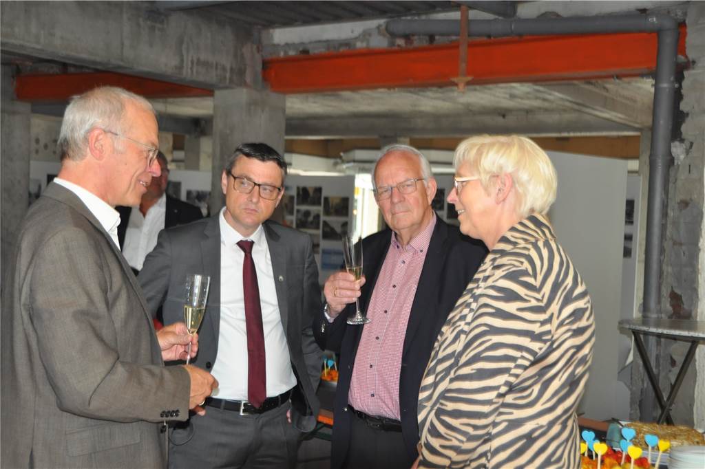 Stadtlohn hat einen neuen Ort für Menschen und Geschichte Ulrich Söbbing, Leiter des Stadtarchivs, informiert Bürgermeister Bethold Dittmann, den früheren Bürgermeister Helmut Könning und Rita Wichmann, Vorsitzende des Chores Stadtlohn Voices über die Ausstellung. Im Hintergrund die Ausstellungsfläche, die nach den Schulungsräumen noch renoviert werden muss.