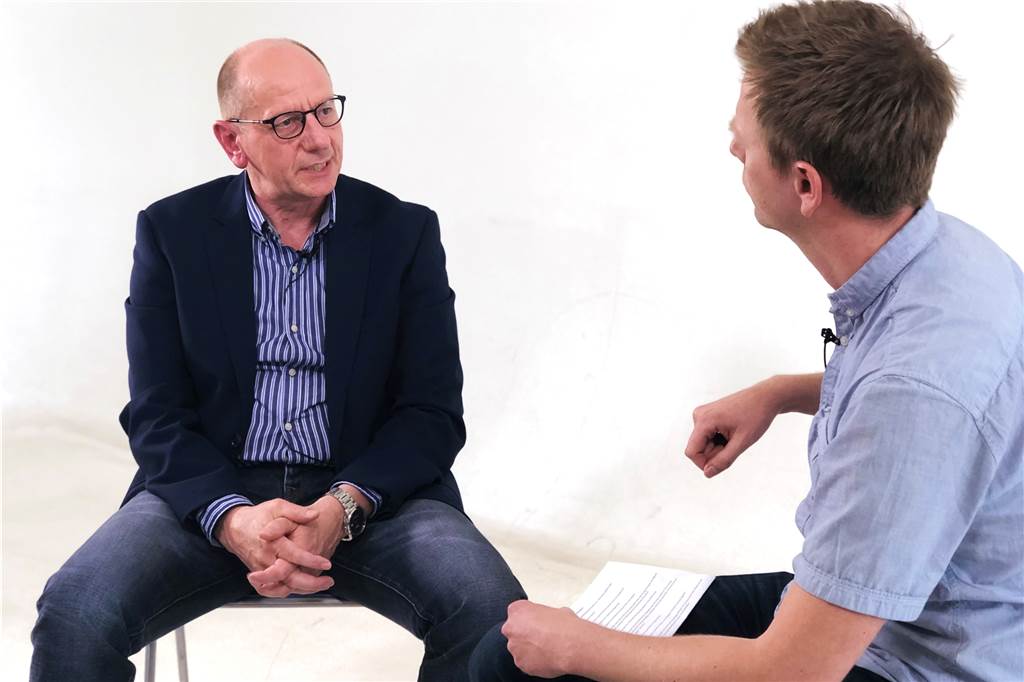 Rütgers-Sterbegeldkasse: Betriebsrats-Chef Sternemann geht in die Informations-Offensive Ulrich Sternemann, Betriebsratsvorsitzender bei Rütgers, im Klappstuhl-Talk mit Redakteur Tobias Weckenbrock