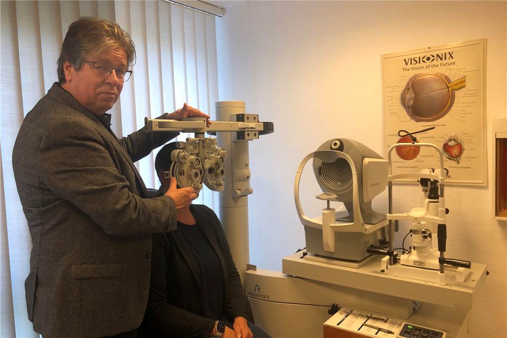 Ulrich Tönsmann bietet viel Information für die Kunden, dazu gehört ein 3D-Erlebnis-Sehtest.