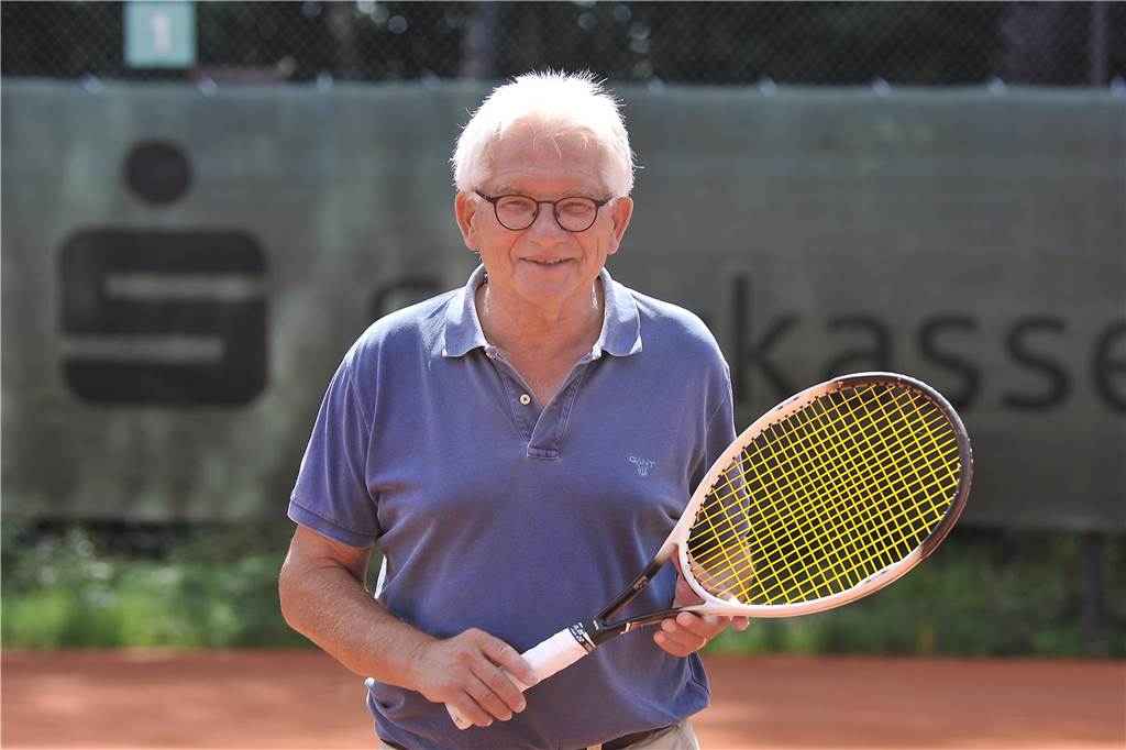 Sport-Urgestein Ulrich Viefhaus wird 80 Jahre alt: Vom Fußballer zum Tennisfan Ulrich Viefhaus ist auch mit 80 Jahren noch am Ball.