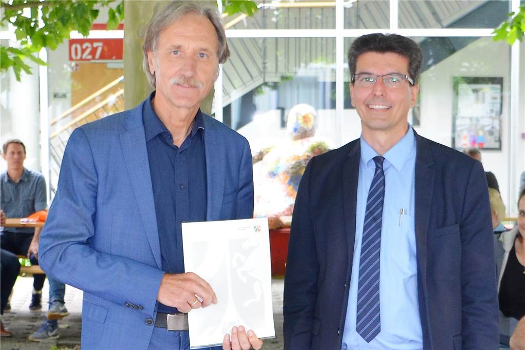 Ulrich Walter: Leiter des Gymnasiums Selm geht mit Loriot-Zitat in Pension Ulrich Walter (l.) erhielt die Pensionsurkunde aus den Händen des Dezernenten Sven Meyhoefer von der Bezirksregierung Arnsberg. Pensionsbeginn ist der 1. August.