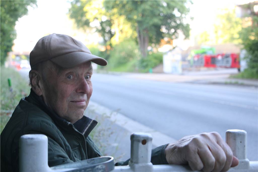 Jumbo-Brücke rollt zur A2: Viele Schaulustige und plötzlich ein Knacks Ulrich Weidlich (78) sitzt an der Münsterstraße und schaut gebannt zu.