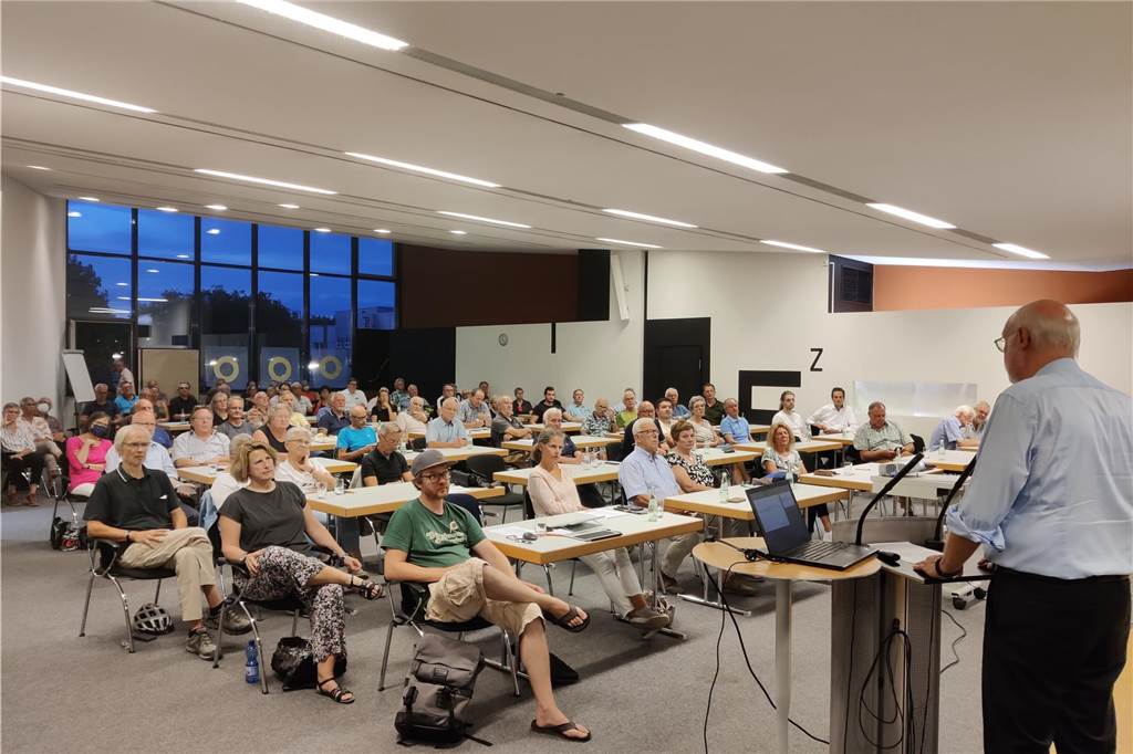 Gemeinschaftsenergie startet durch: Genossenschaft ist jetzt eingetragen Ulrich Werkle ist im Vorstand der neuen Bürgerenergie-Genossenschaft. Hier begrüßt er die über 100 Interessierten, die 2022 zur Gründungsversammlung ins Dieze kamen.