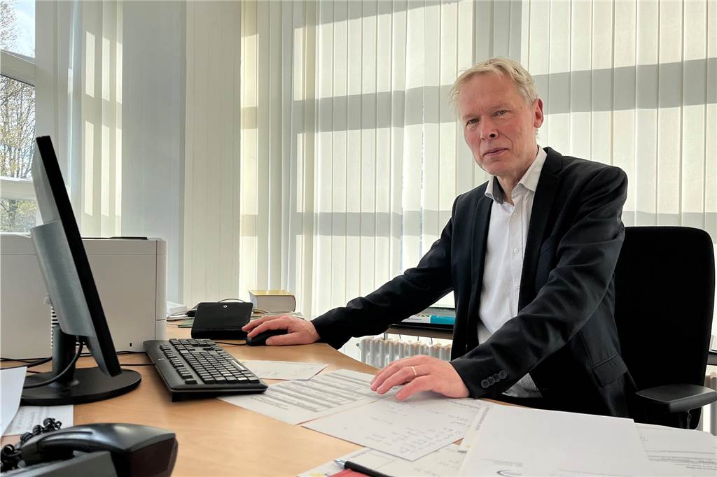 Ulrich Wessel, Leiter des Joseph-König-Gymnasiums in Haltern, sitzt an seinem Schreibtisch.