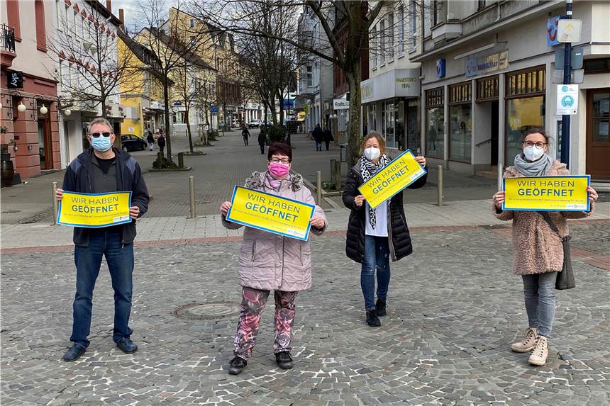Ulrich Wulff, Christiane Hoppe, Britta Baumann, Claudia Welle-Brämer von „Aktiv im Ort“ zeigen die neuen Shopping-Lotsen.
